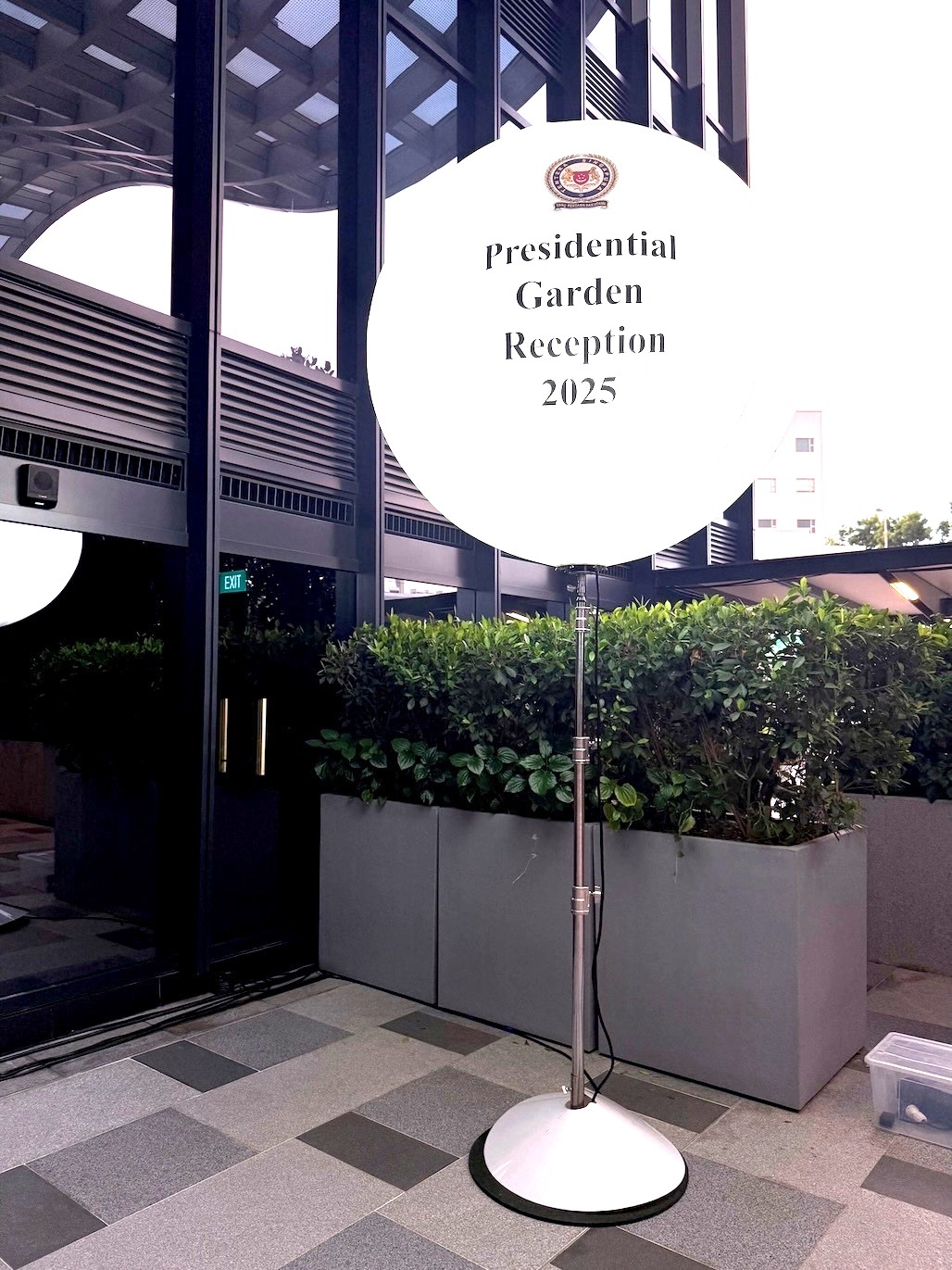 lighted-balloon-stand-presidential-garden-reception-corporate-event-singapore