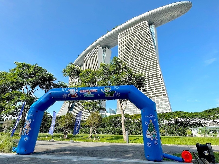 Blue Santa Race inflatable arch with Marina Bay Sands behind it
